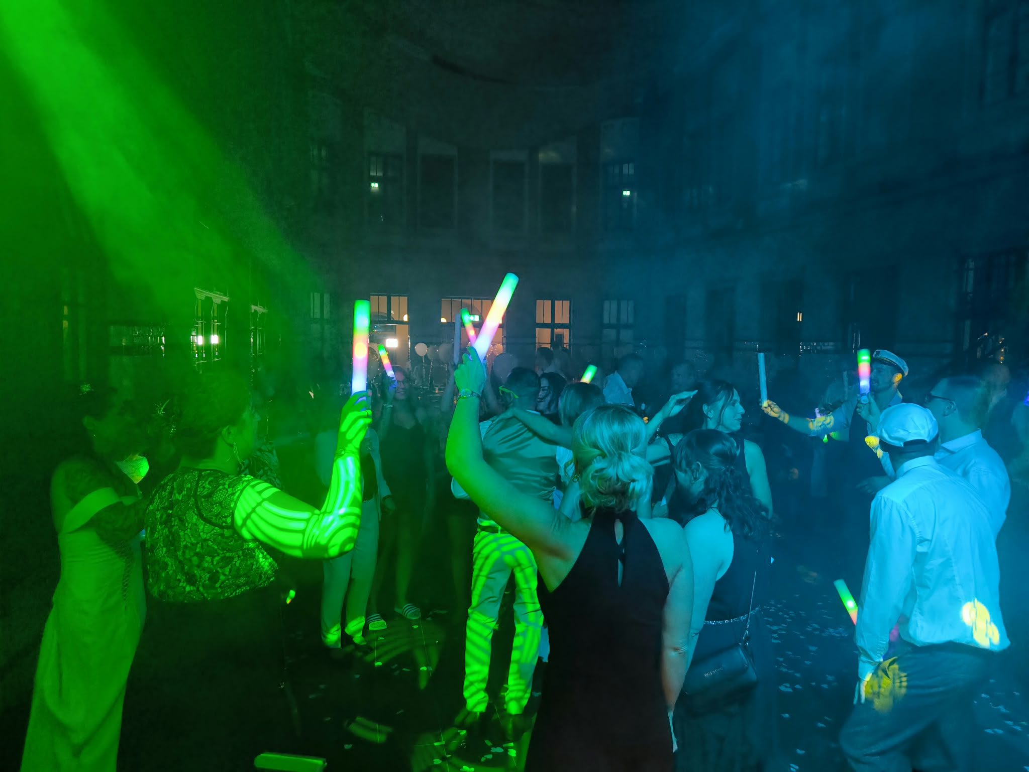Gäste mit Leuchtstäben