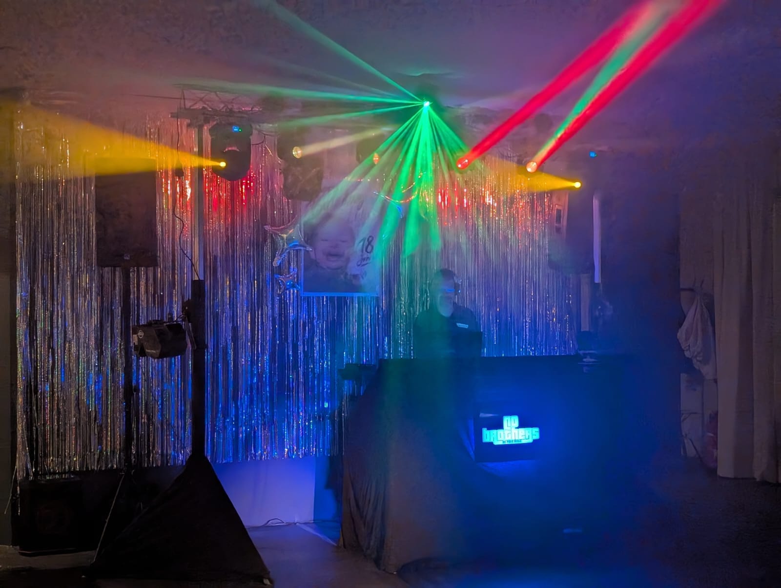DJ-Pult mit Lasern und Licht