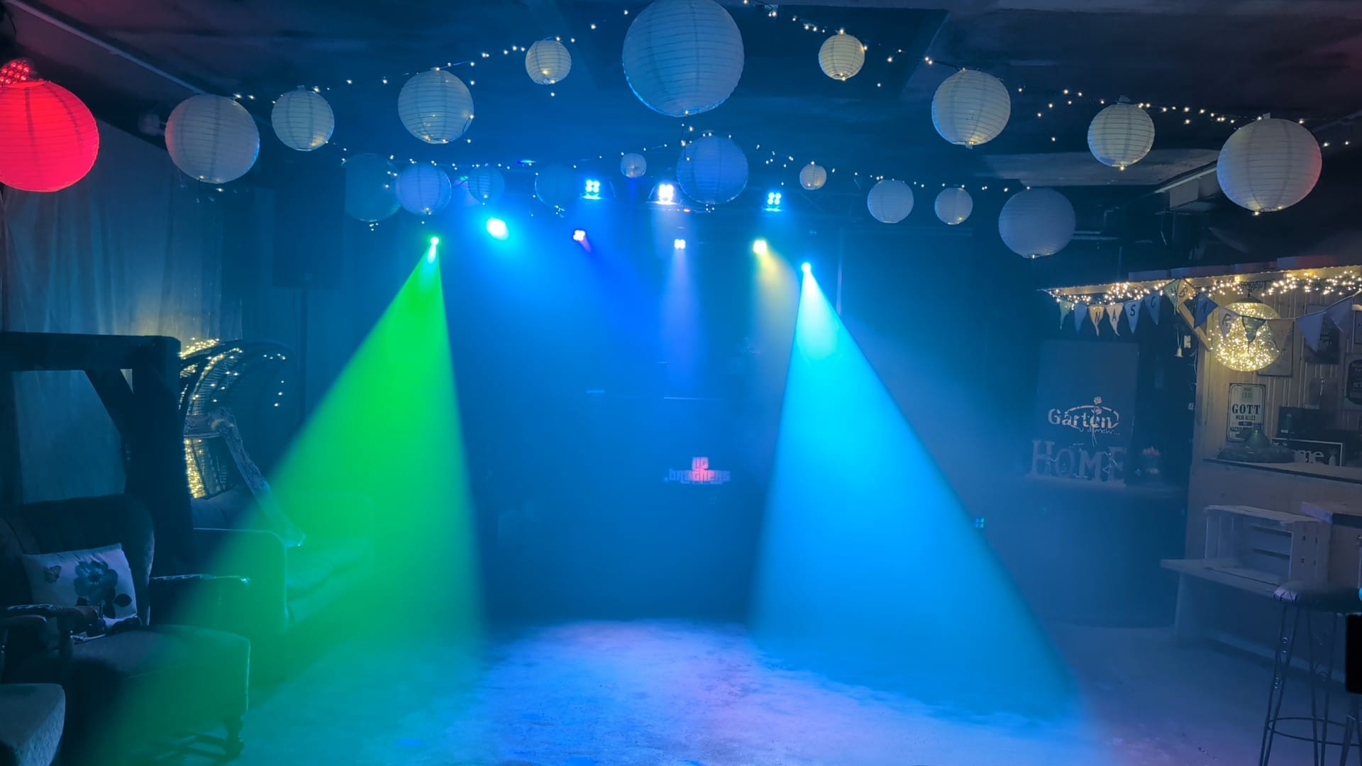 Tanzfläche mit farbigem Licht und Lampions